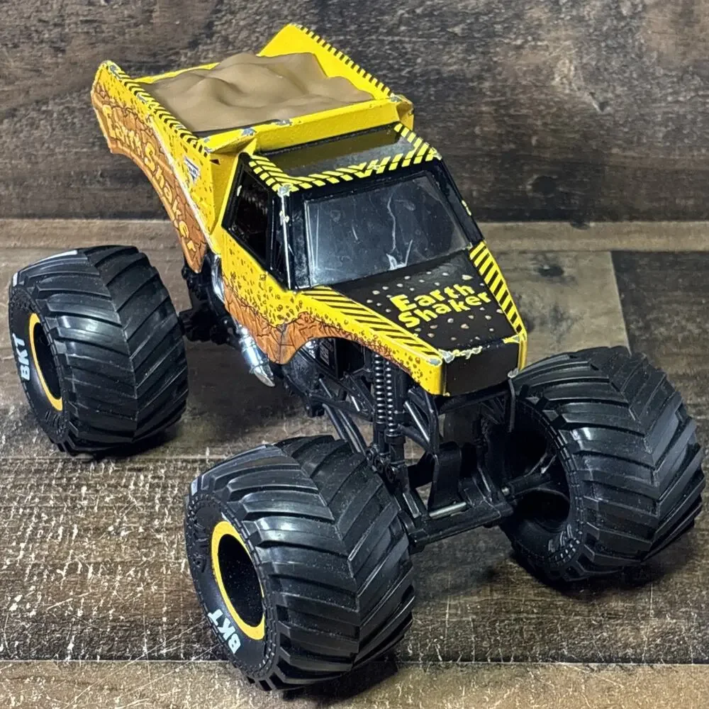 Monster Jam Earth Shaker Diecast Monster Truck Toy 1:24 Yellow Black Collectible